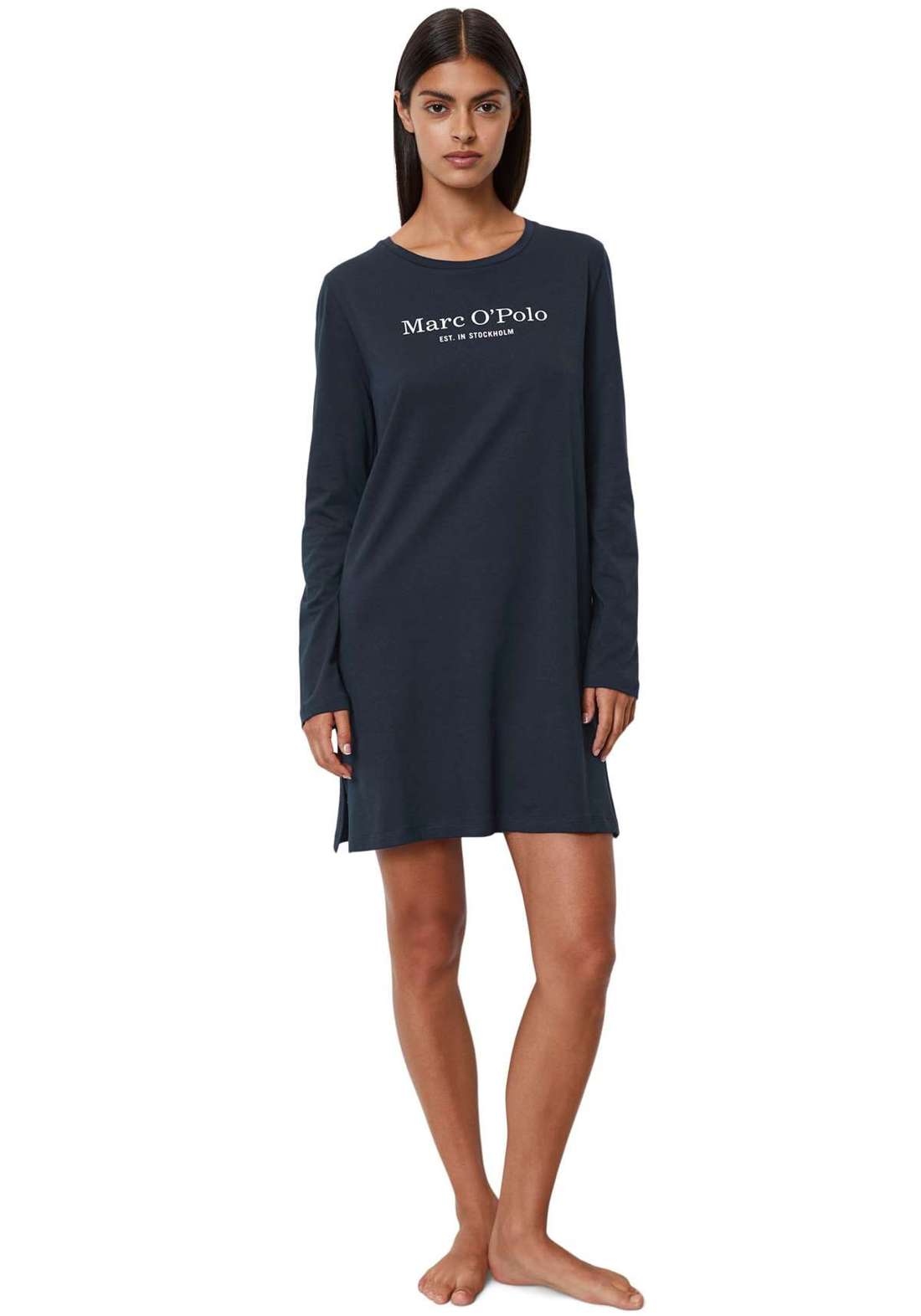 Ночная рубашка с небольшим логотипом на груди.