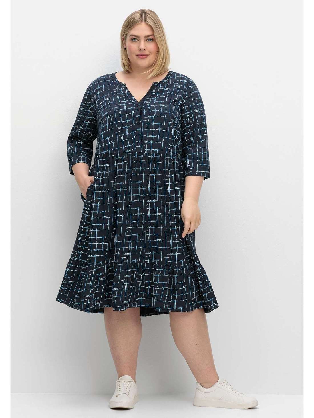 Платье с принтом, рукавами 3/4 и графическим принтом по всей поверхности. Große Größen