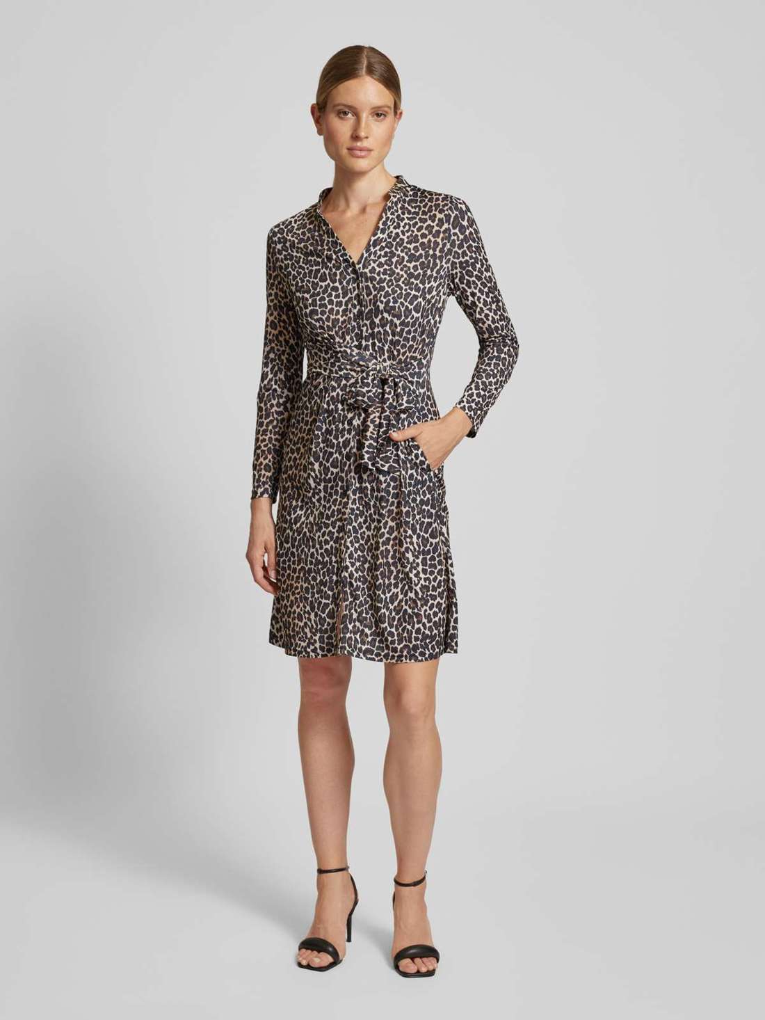 Платье-рубашка длиной до колена с завязывающимся поясом