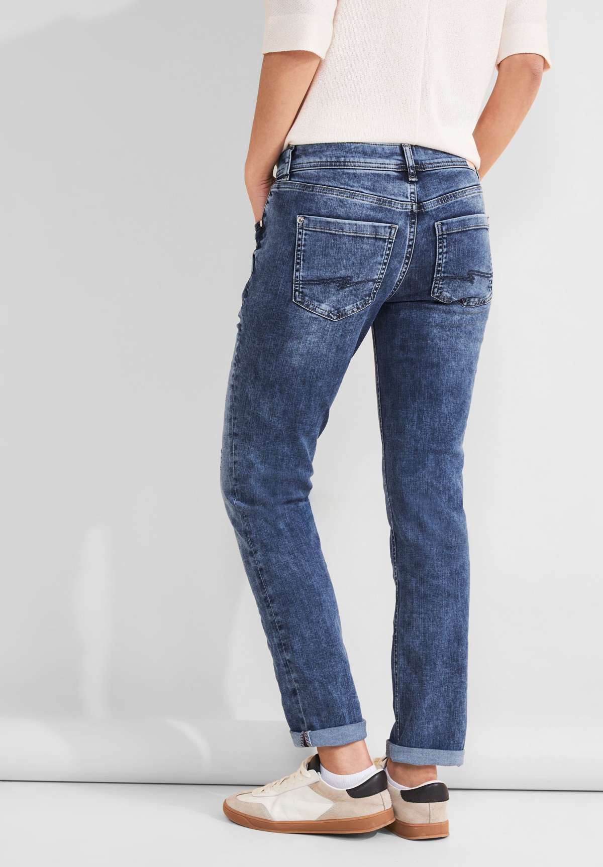 Прямые джинсы с планкой на пуговицах