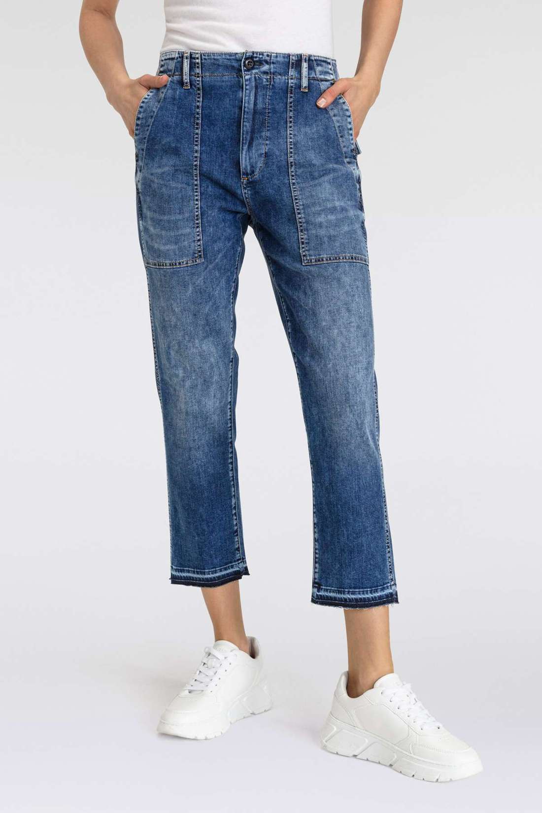 Джинсы длиной 3/4 с большими накладными карманами спереди. Fatique Women Slim Recycled Light Denim