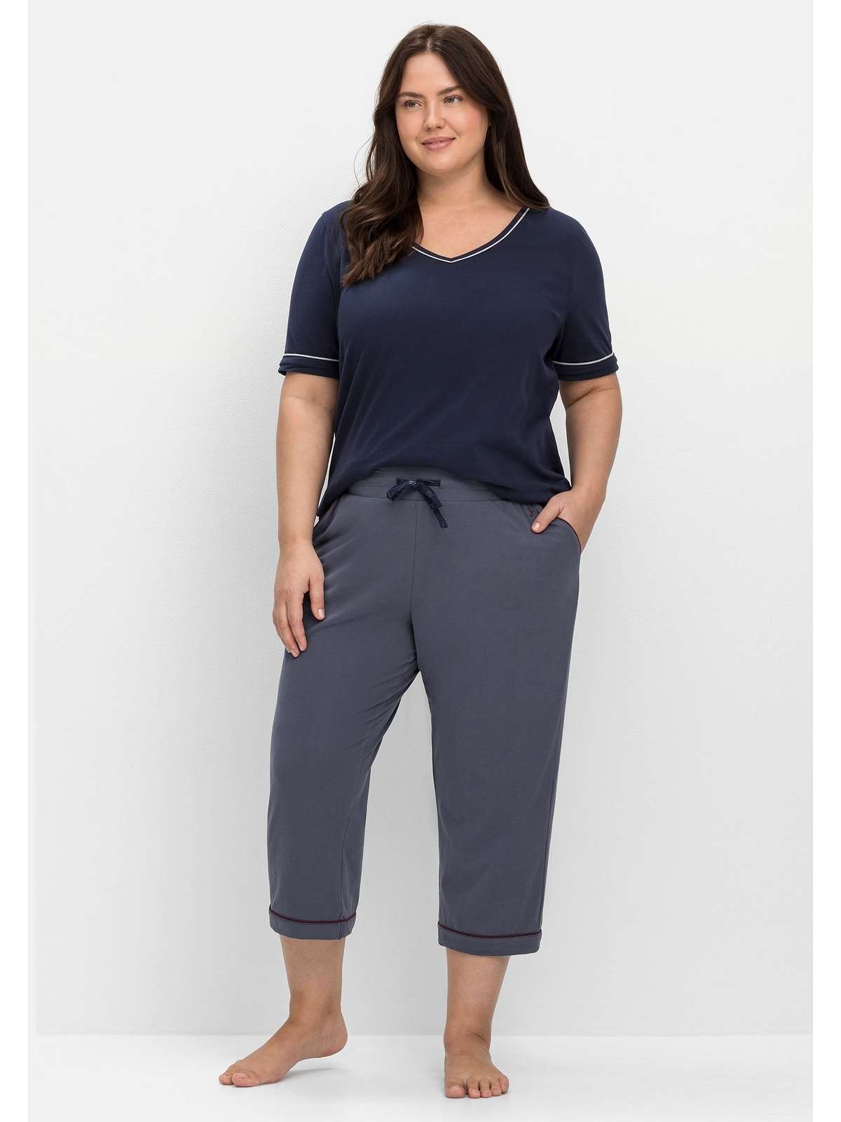 Пижамные брюки с контрастными деталями и боковыми карманами.