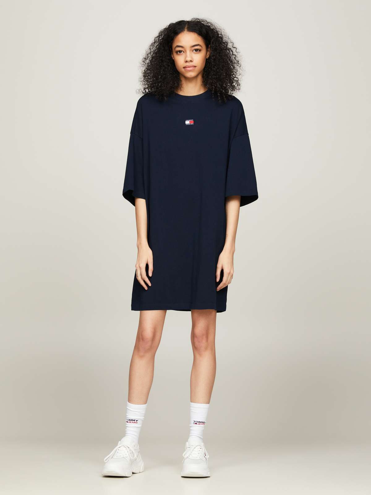 Платье-рубашка с флагом Tommy Jeans TJW BADGE TEE DRESS