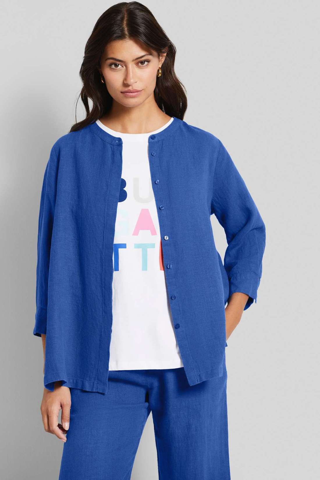 Блузка с длинными рукавами и планкой на потайных пуговицах.