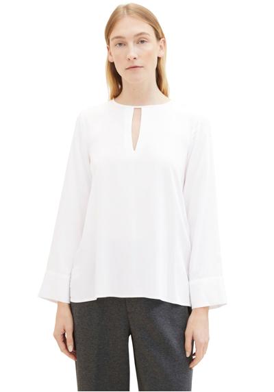 Блузка с длинными рукавами и разрезами спереди и сзади.