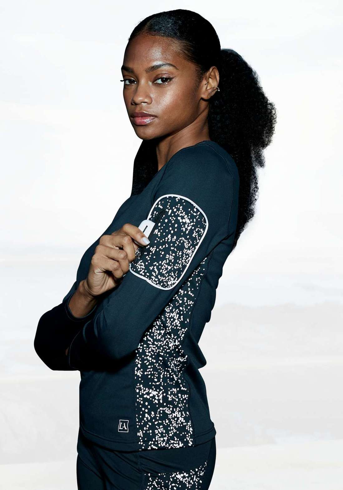 Рубашка для бега со светоотражающим принтом и практичным карманом на рукавах.