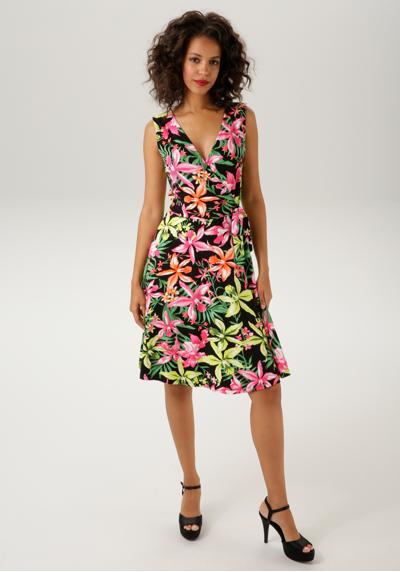 Летнее платье с ярким, масштабным цветочным принтом – каждое изделие уникально.