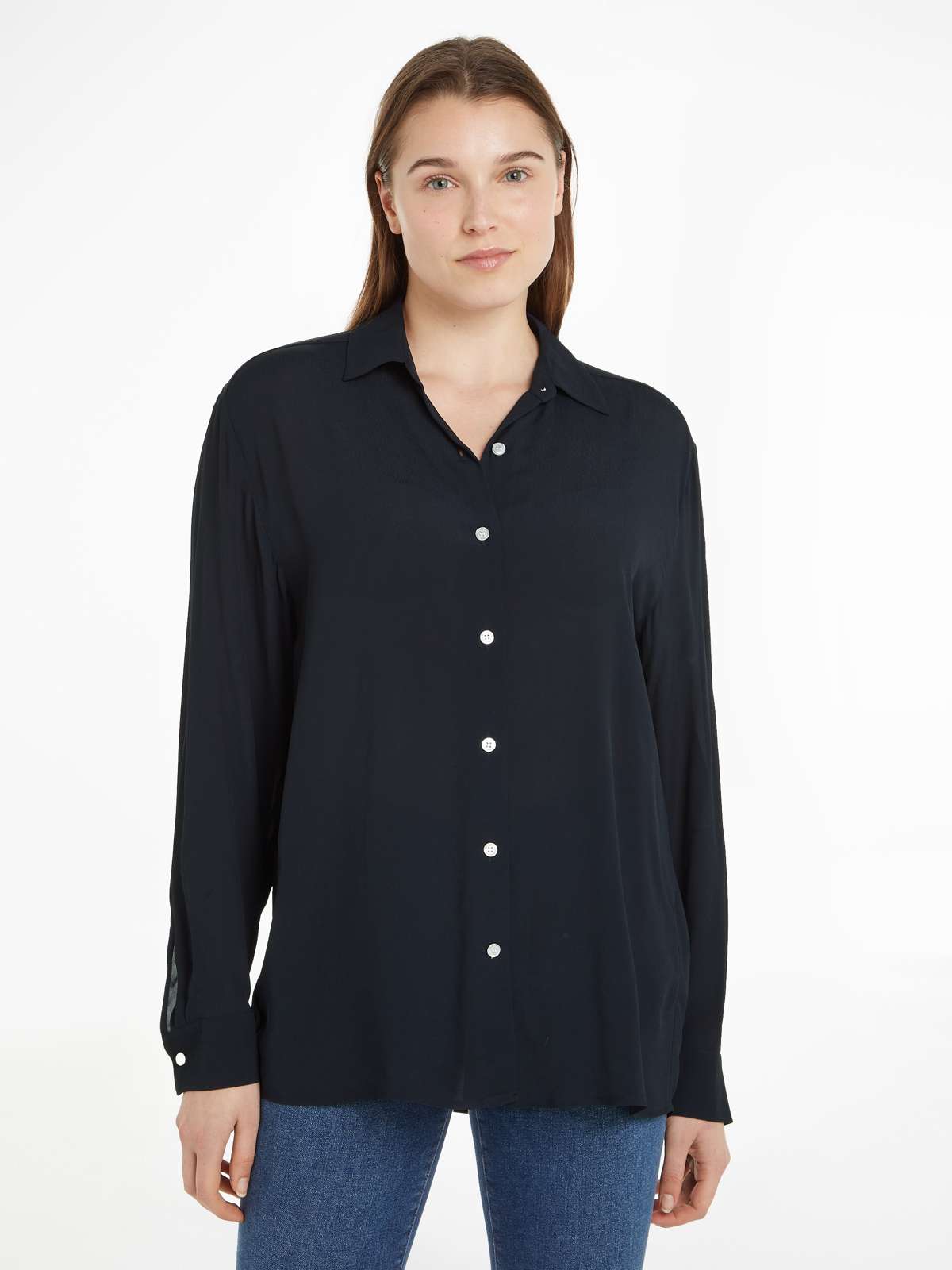 Блузка-рубашка с небольшой фирменной этикеткой на манжетах рукавов.