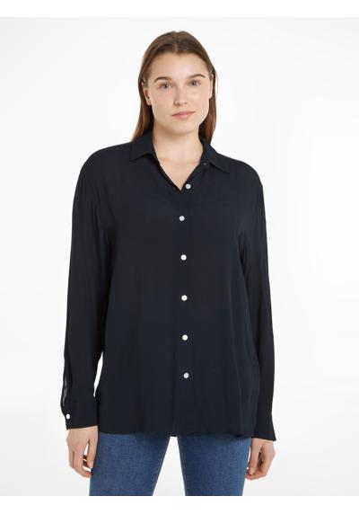 Блузка-рубашка с небольшой фирменной этикеткой на манжетах рукавов.