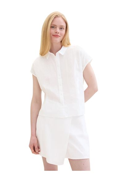 Блузка-рубашка с узором из дырочек и планкой на пуговицах