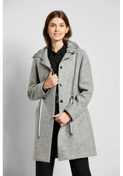 Короткое пальто из высококачественной натуральной шерсти.