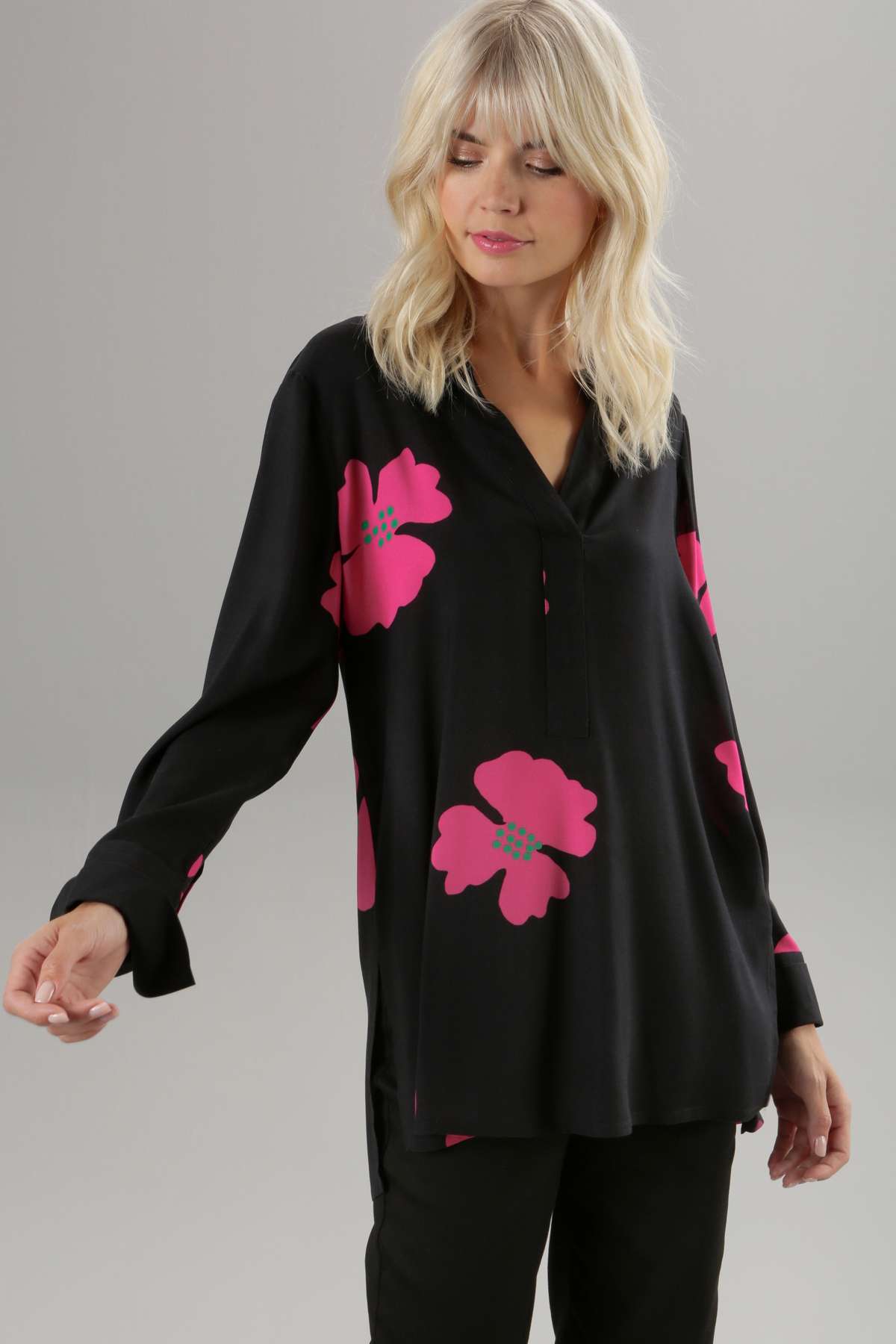 Длинная блузка с цветочным принтом - каждое изделие уникально.