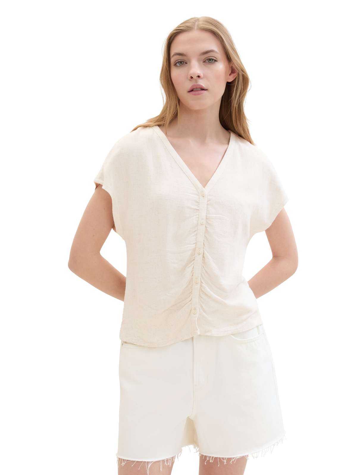 Блузка с короткими рукавами, планкой на пуговицах и рюшами.