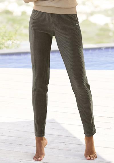 Вельветовые брюки-слипоны с удобными манжетами и широкой вельветовой структурой.
