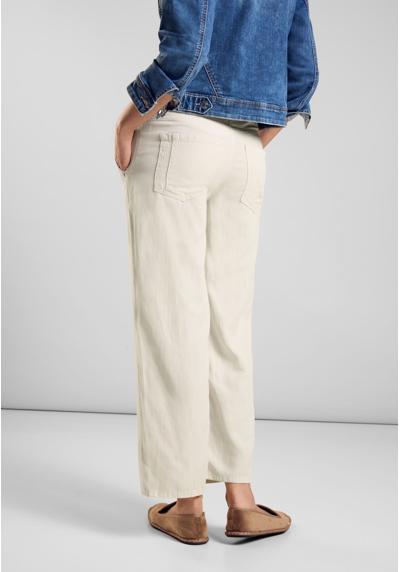 Удобные джинсы с широкими штанинами.
