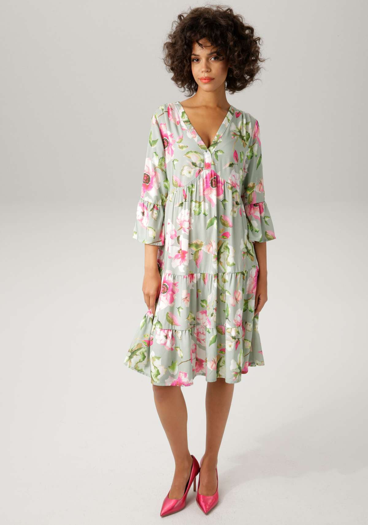 Платье-туника с оригинальным цветочным принтом