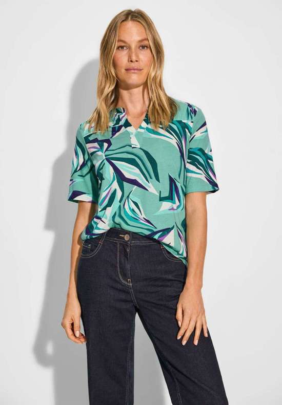 Футболка с рюшами на плечах