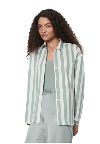 Блузка с длинными рукавами и планкой на потайных пуговицах – модный тренд весны.