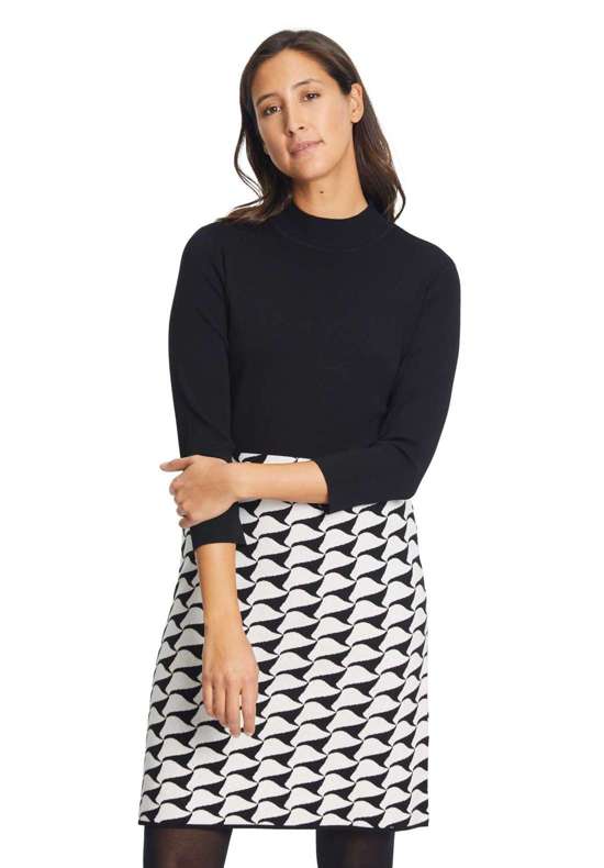 Трикотажное платье Strickkleid mit Strickdetails