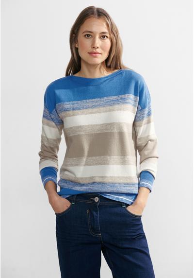 Полосатый свитер из тонкой вязки.