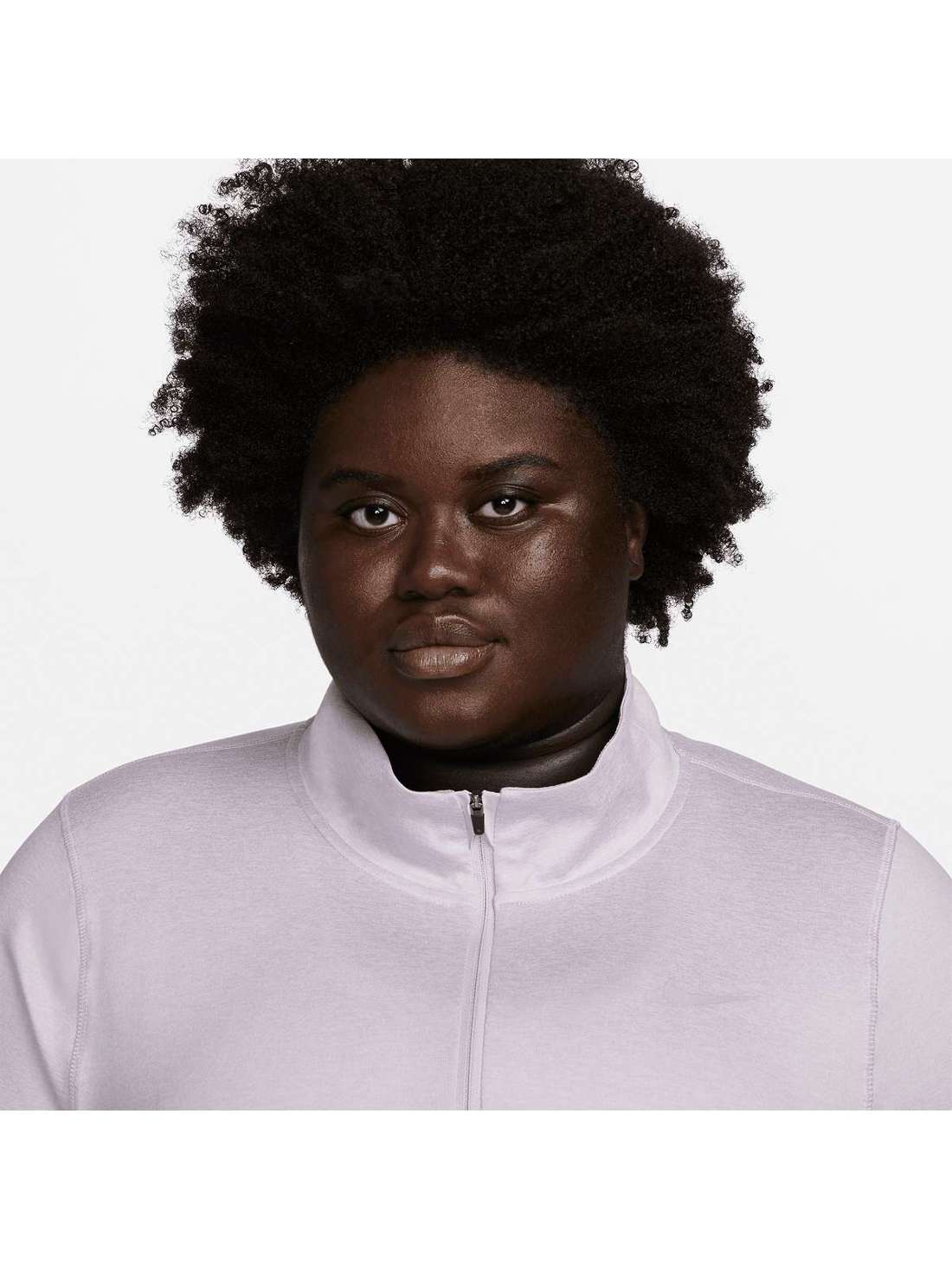 Рубашка с длинными рукавами и технологией Dri-FIT отводит пот с кожи. Große Größen