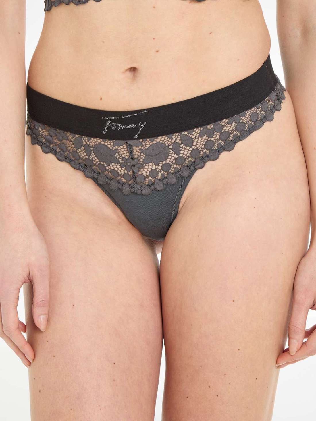 Трусики с модным поясом с логотипом. THONG LACE