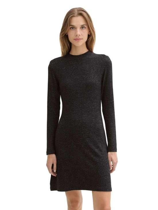 Вязаное платье меланжевого цвета.
