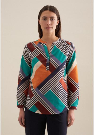 Классическая блузка-туника с геометрическим узором