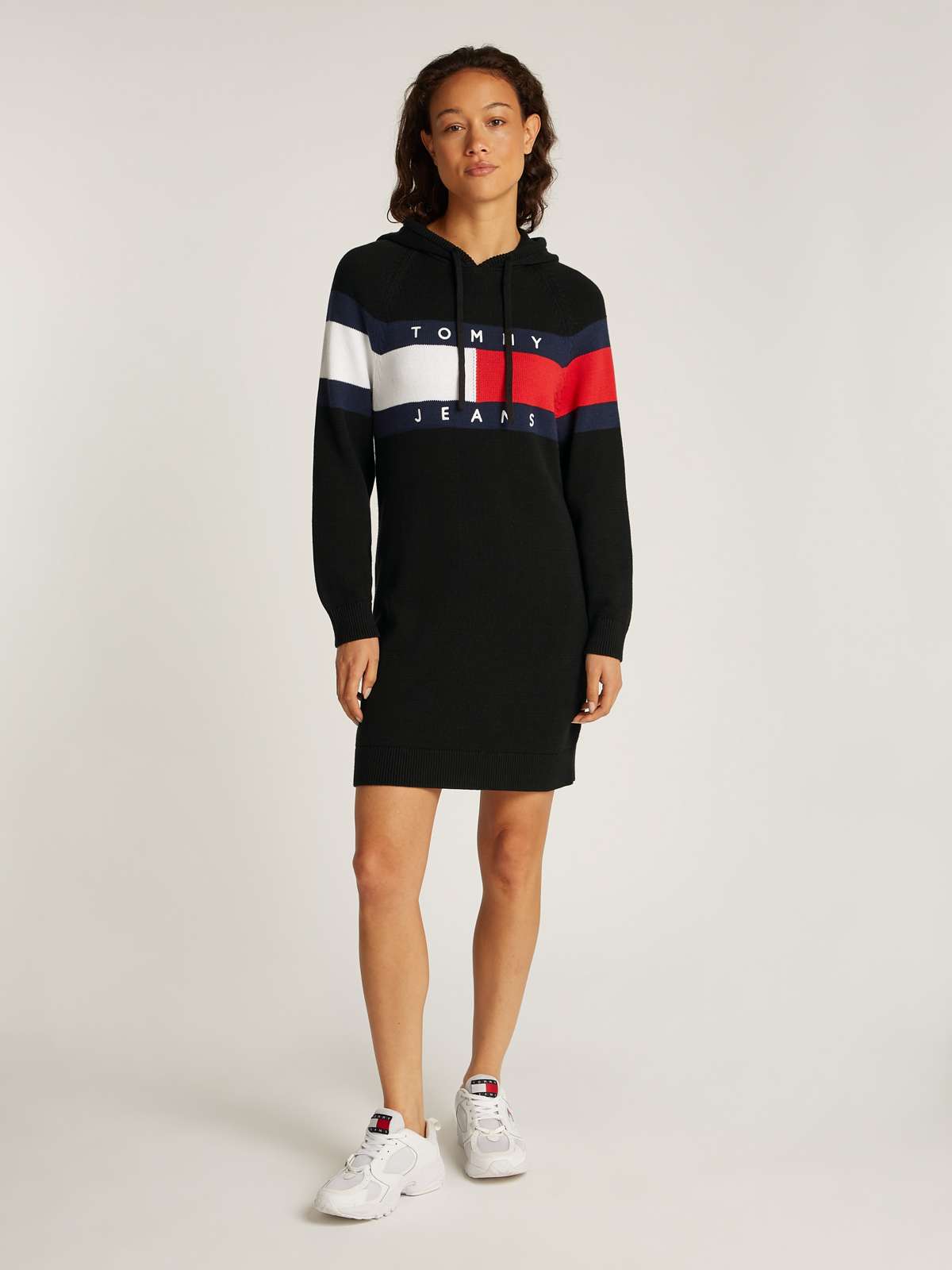 Трикотажное платье с логотипом-флагом »TJW FLAG HOOD SWEATER DRESS EXT«