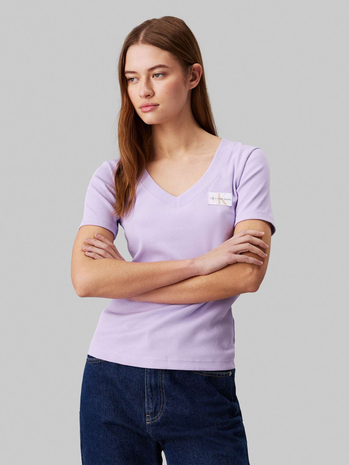 Футболка с нашивкой-логотипом бренда »WOVEN LABEL RIB V-NECK TEE«