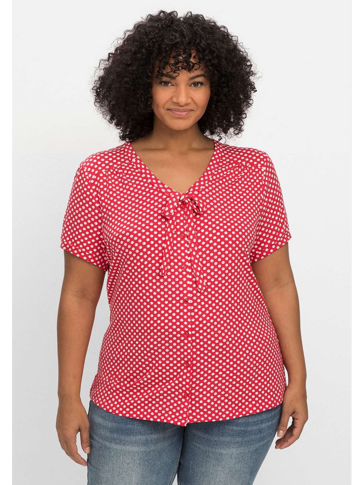 Блузка-рубашка в горошек и завязка на вырезе