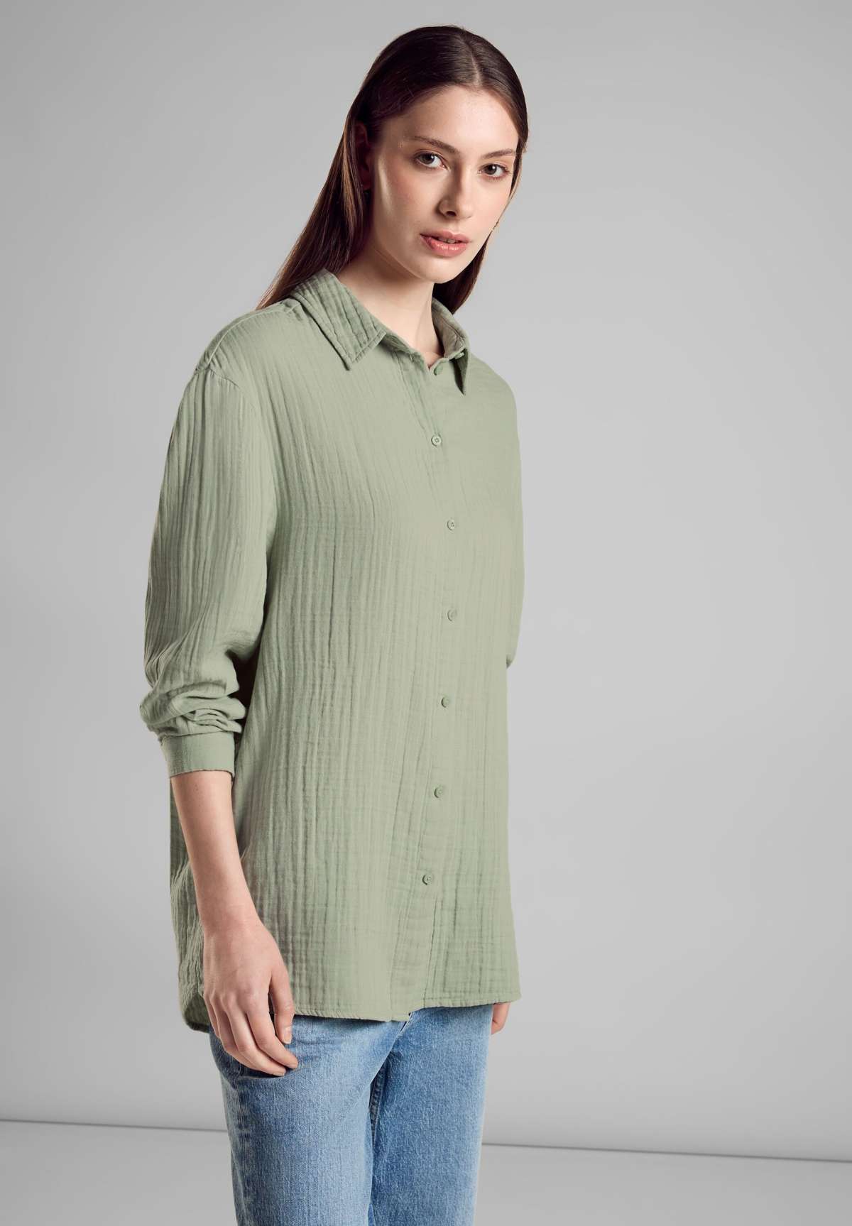 Блузка-рубашка, очень длинная, не гладкая.