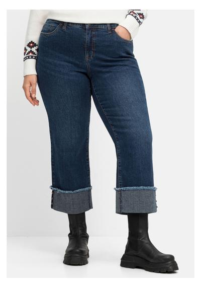 Джинсы 7/8 из джинсовой ткани с широкими манжетами по краю.