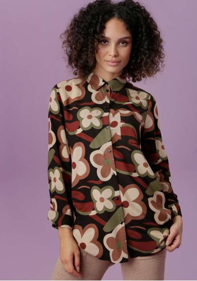 Длинная блузка с крупным цветочным принтом в стиле ретро.
