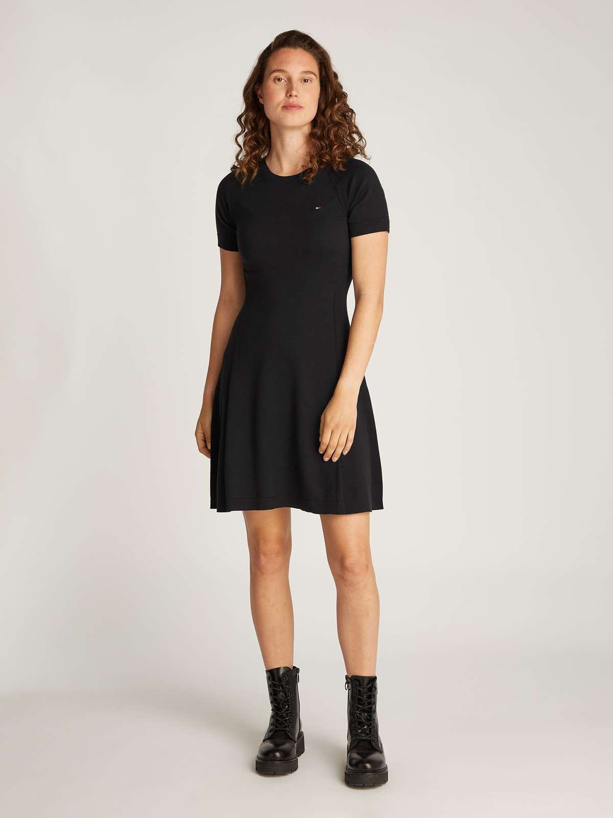 Платье из джерси с вышитым логотипом на груди. CO JERSEY STITCH F&F DRESS