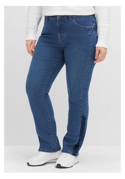 Прямые джинсы с контрастными деталями на штанинах и карманах.