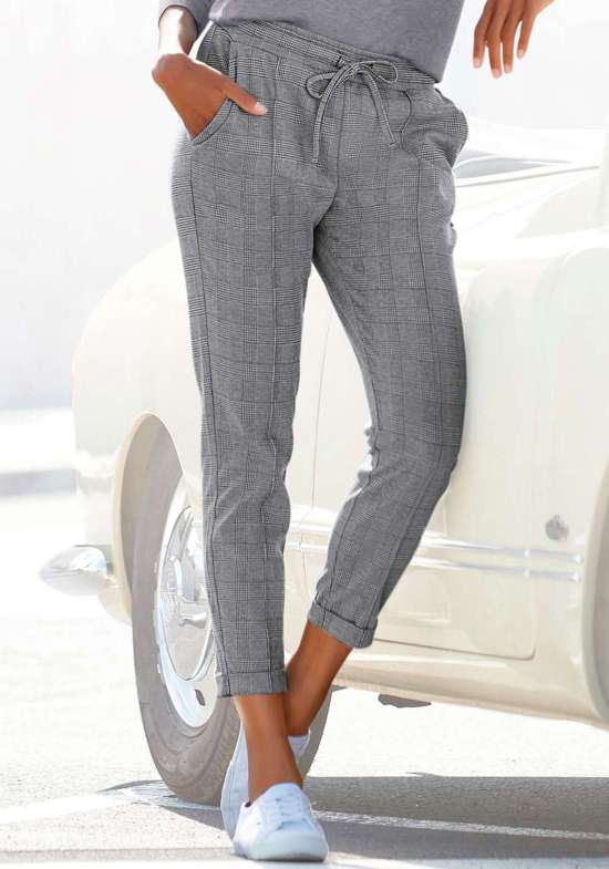 Брюки-джоггеры с клетчатым узором и боковыми карманами.