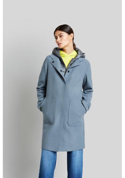 Короткое пальто со съемной жилеткой.