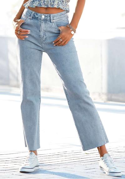 Широкие джинсы со слегка потертыми манжетами.