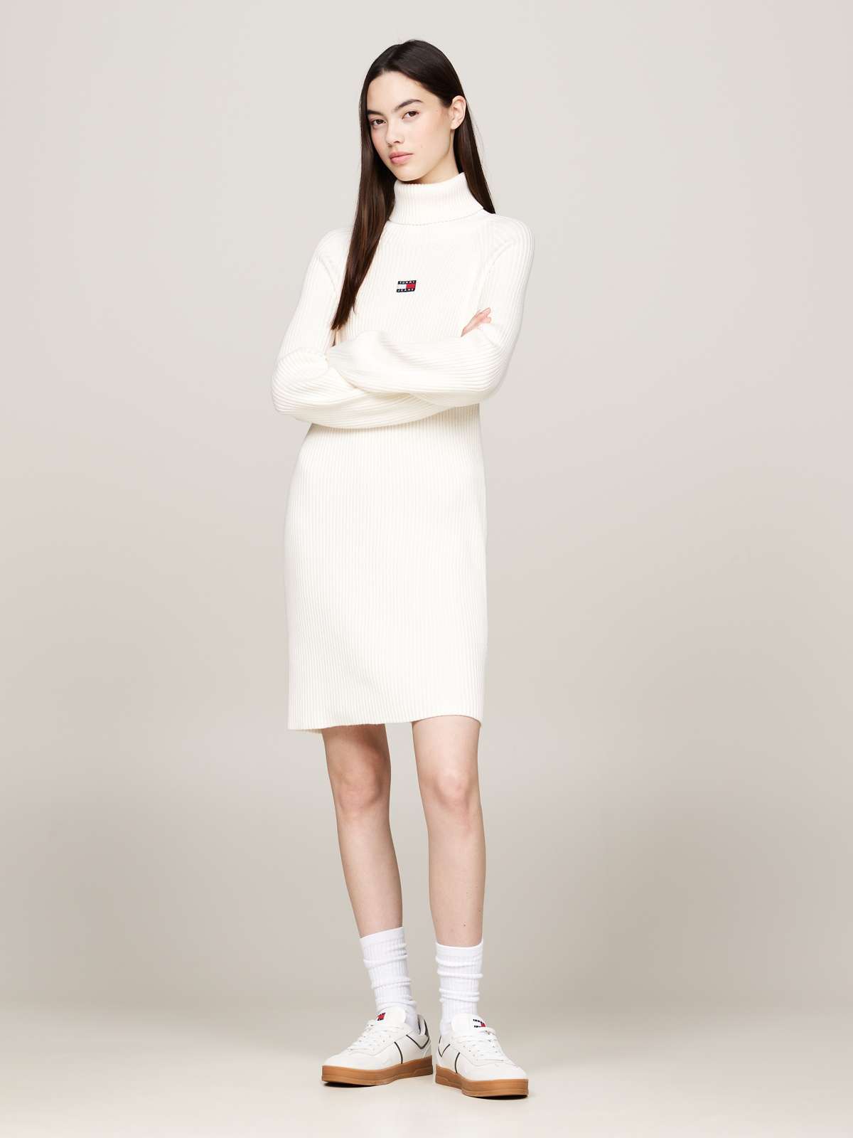 Трикотажное платье с воротником стойкой »TJW MOCKNECK BADGE SWEATER DRESS«