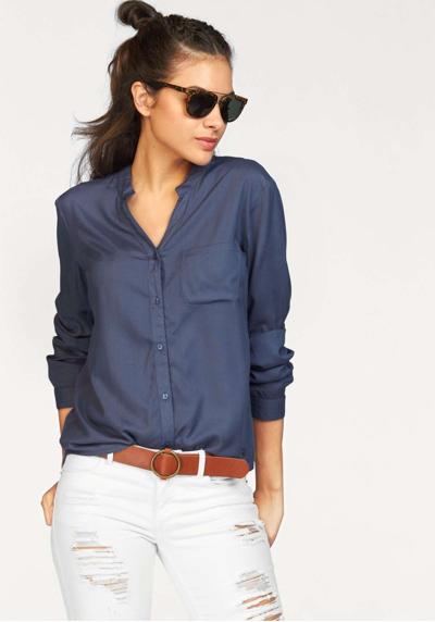 Блузка-рубашка с разными вариантами принта или однотонная.