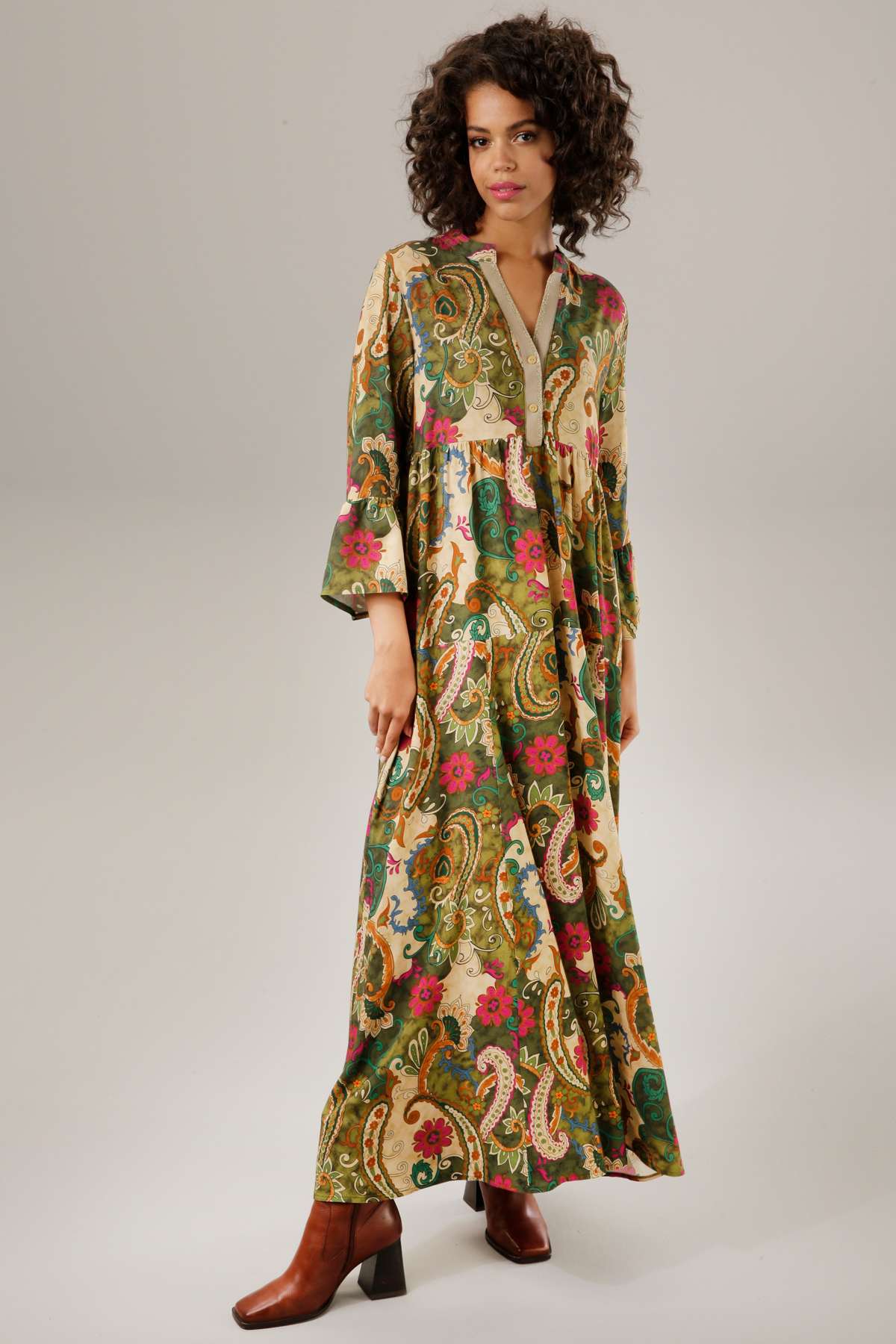 Платье макси с ярким цветочным принтом и пейсли.