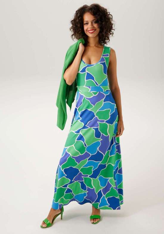 Летнее платье гармоничного цвета.