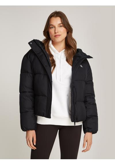 Стеганая куртка с капюшоном с тиснением логотипа LOGO SHORT HOODED PUFFER