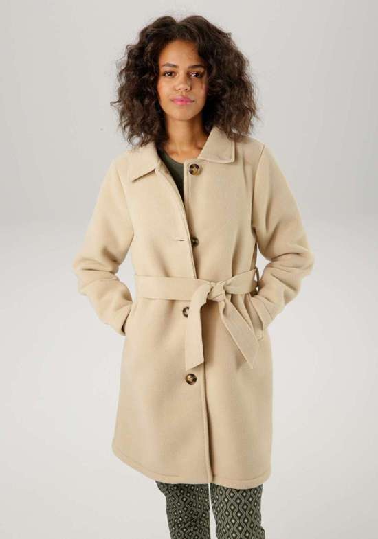 Короткое пальто со съемным поясом.