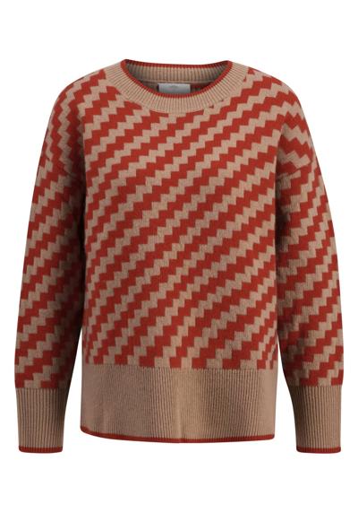 Вязаный свитер с эффектным узором «лесенка».