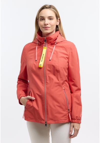 Функциональная куртка, с капюшоном, с фирменной этикеткой на молнии.