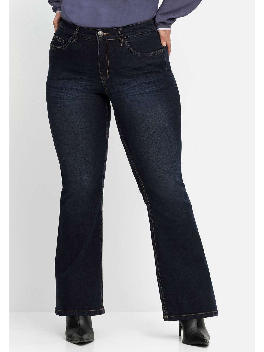 Джинсы Bootcut с использованными эффектами Große Größen