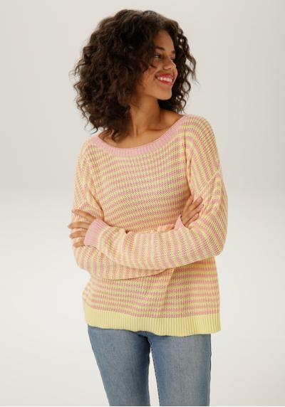 Вязаный свитер в полоску пастельного цвета.