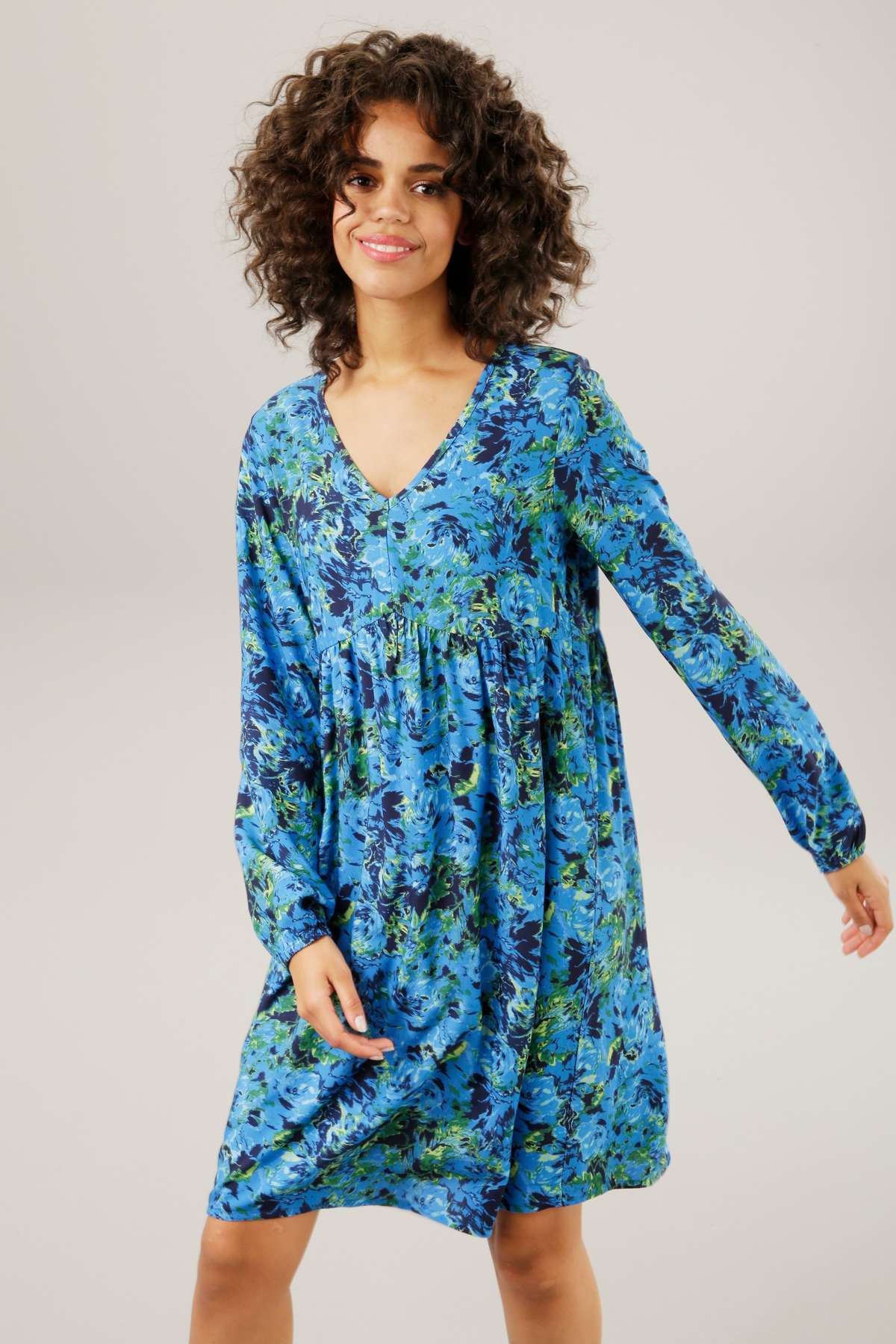 Платье-туника с гармоничным графичным цветочным принтом.